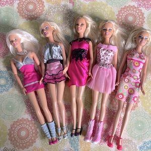 Barbie Vintage Bundle of 5 Dolls with Extra Clothes and Accessories